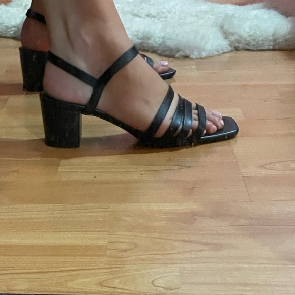 Size 8 Black Strappy Square Open Toe Low Heeled Sandal - Picture 9 of 9